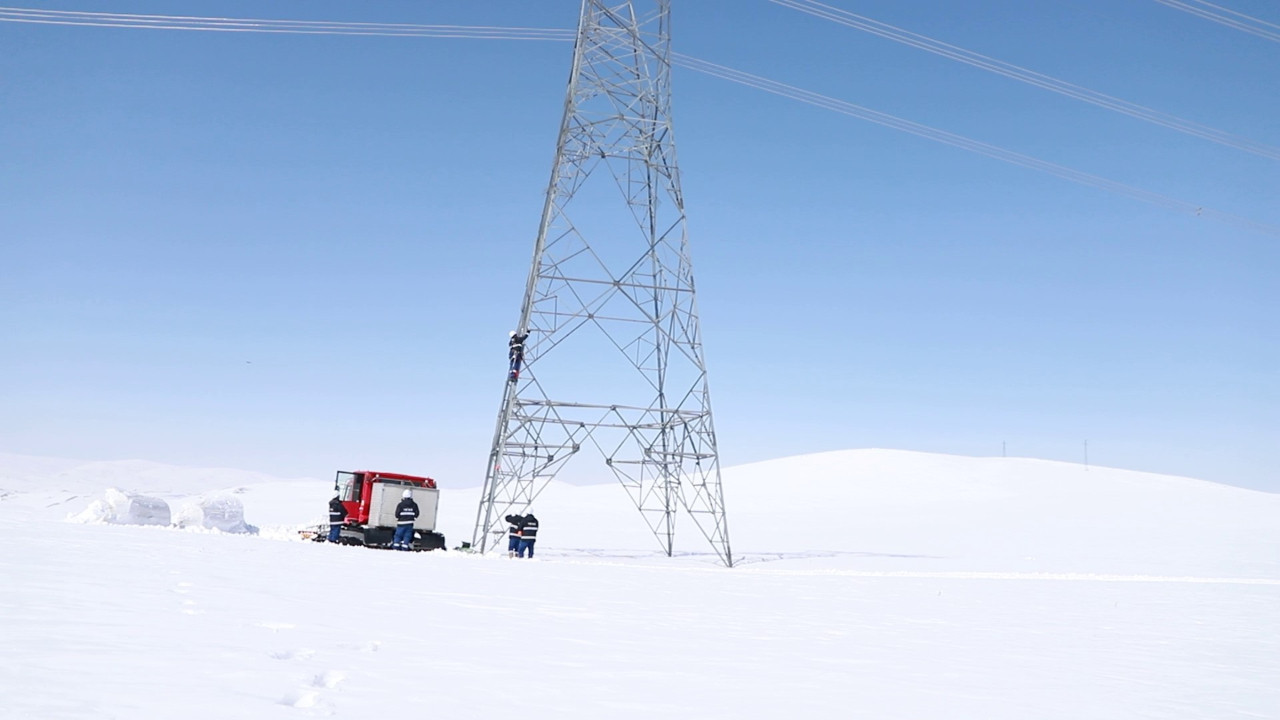 Bakan Bayraktar: "Kesintisiz enerji akışı için ekiplerimiz 7/24 sahada"
