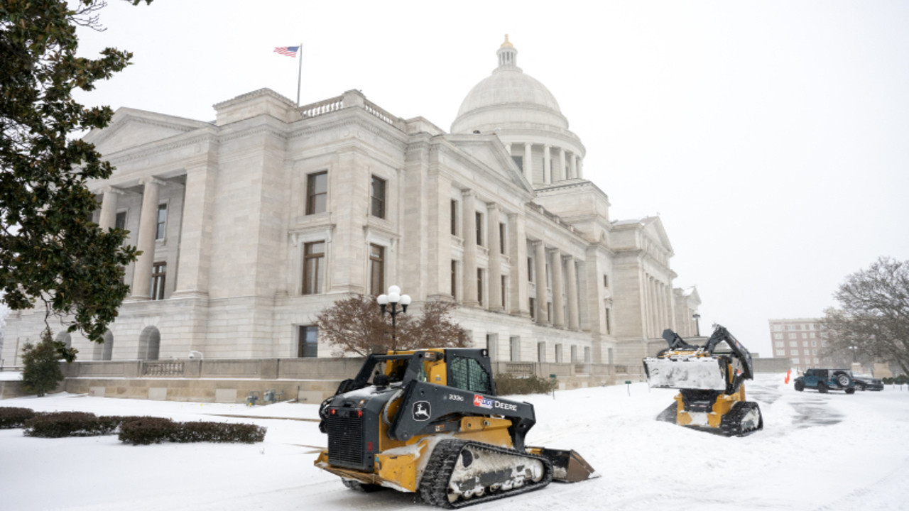ABD'de kar fırtınası hayatı felç etti: 10 bine yakın uçuş iptal, 770 bin kişi elektriksiz kaldı