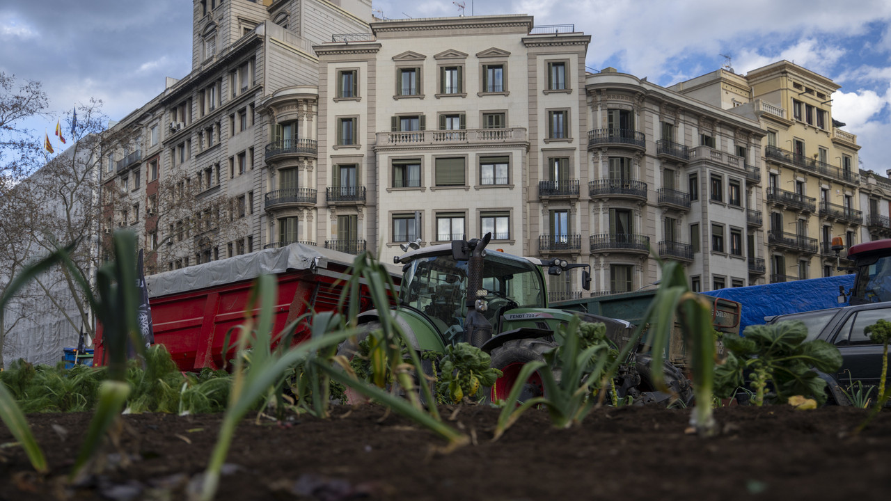 Barselona'da çiftçiler traktörleriyle kent merkezinde eylem yaptı