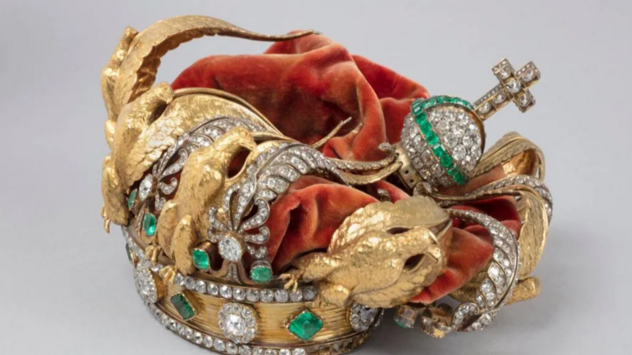 Louvre soyguncuları kaçarken düşürmüştü: Elmas taç ilk kez görüntülendi