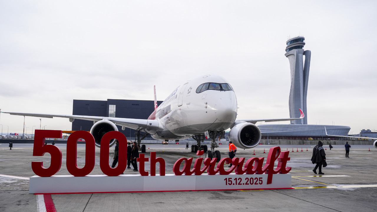 Türk Hava Yolları 100 bin çalışanının fotoğrafıyla giydirdiği 500. uçağını tanıttı