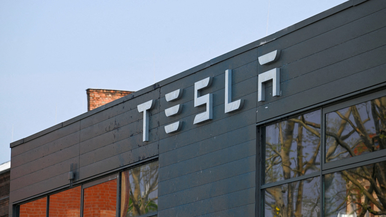 Tesla'dan büyük indirim: Fiyatı 15 bin dolar birden düştü