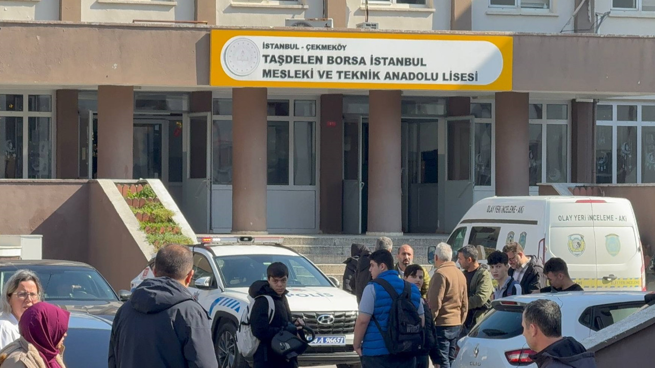 İstanbul'da lise öğrencisinin bıçakla yaraladığı öğretmen hayatını kaybetti: Sendikalar iş bırakma kararı aldı