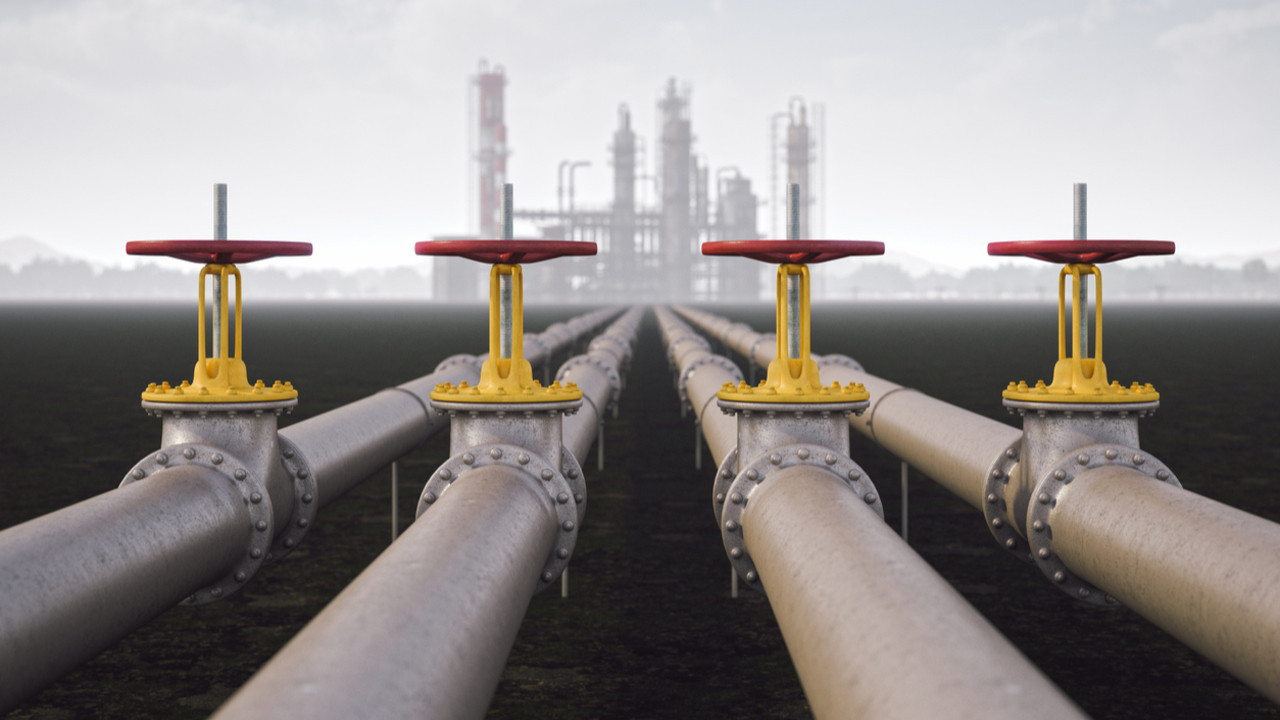 Petrol piyasasında arz alarmı: Dev bankadan 12 milyon varillik kesinti uyarısı geldi