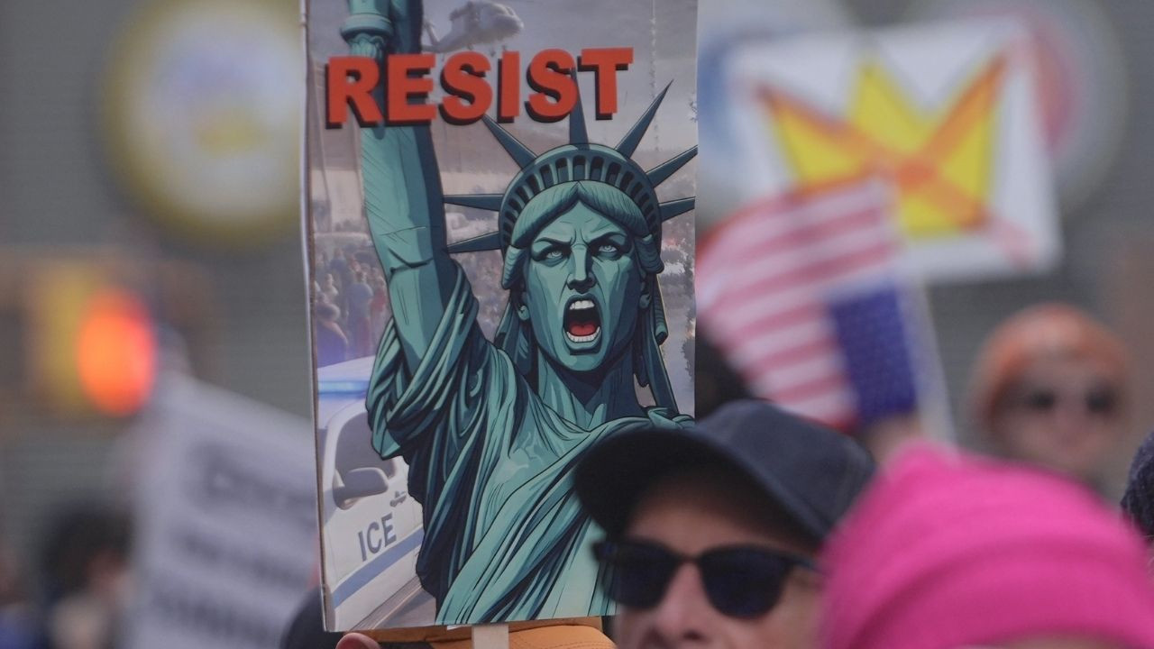 ABD'de Trump karşıtı "Krallara Hayır" gösterileri: Milyonlarca insan meydanları doldurdu