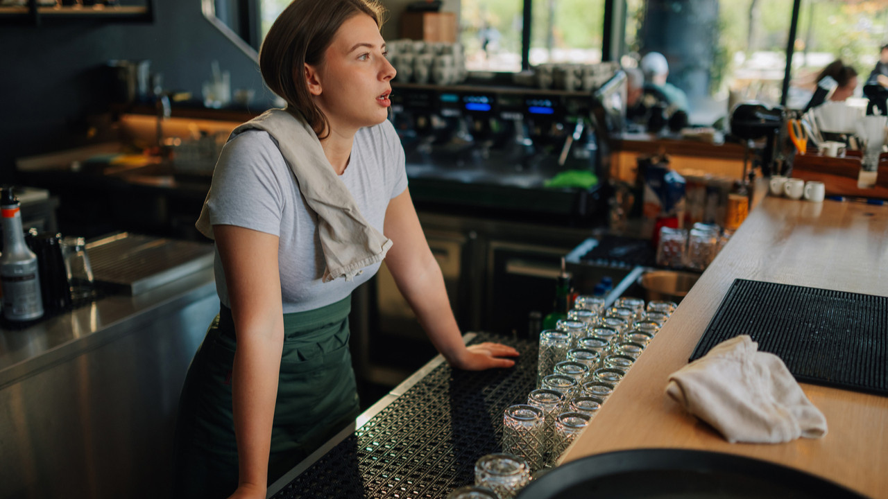 Dev kahve zincirinden 'gülümseyen barista' kararı: 1200 dolar ek gelir verecekler