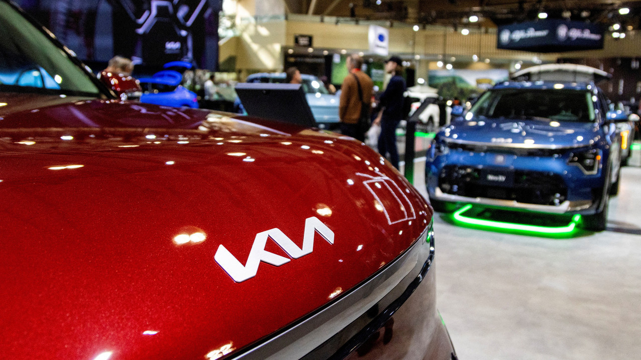 Dev otomobil üreticisinden geri adım: Yazılım araçları 1 yıl ertelendi