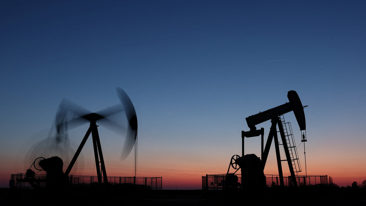 Petrolde ablukayla gelen ralli: Arz sıkışıyor, fiyatlar tırmanıyor