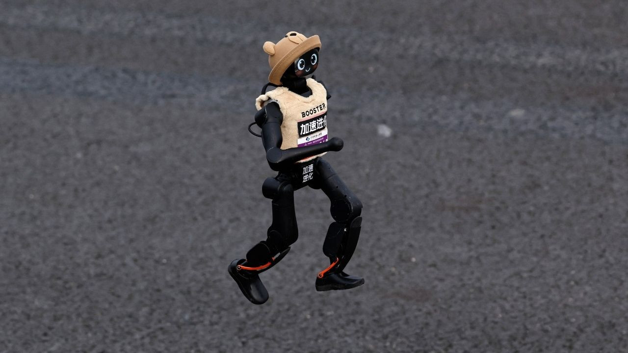 Geçen yıl ayakta duramamışlardı, bu yıl rekor kırdılar: Çin'de robotlarla insanlar yarıştı
