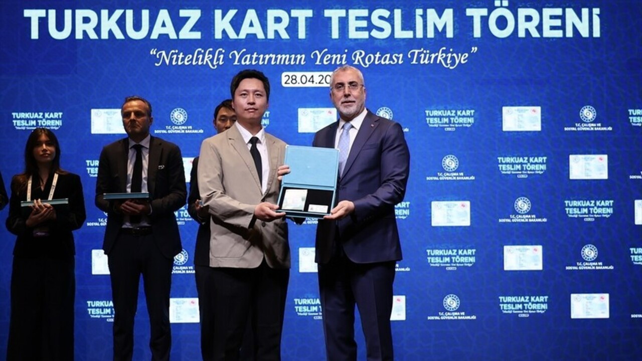 Türkiye'ye yatırım yapan 22 firmanın temsilcisine 'Turkuaz Kart' verildi: Turkuaz Kart nedir?