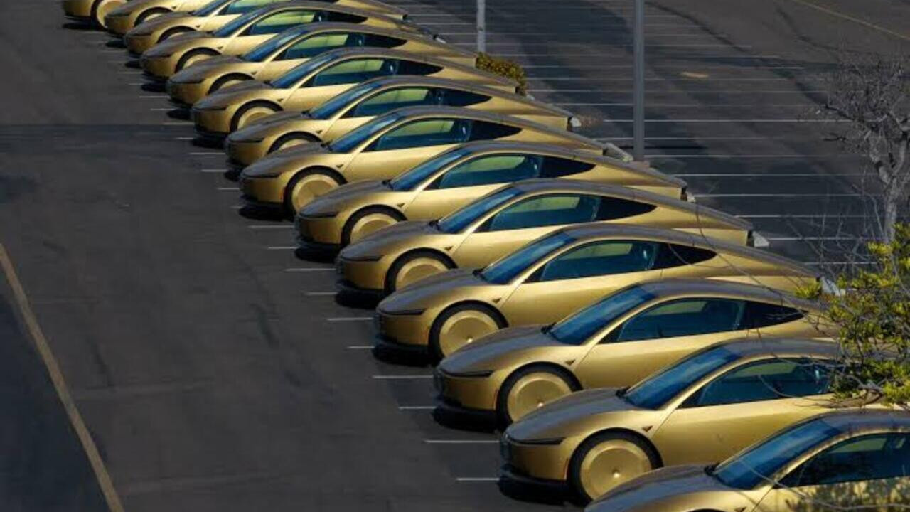 Tesla'dan sürücüsüz taksi hamlesi: Cybercab için tarih belli oldu