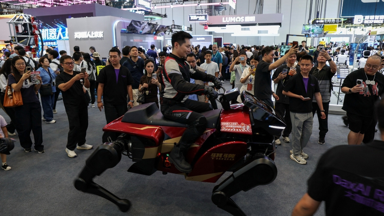 Dört ayaklı robot at tanıtıldı! 2 kişiyi taşıyabiliyor, tek şarjda 40 kilometre gidiyor
