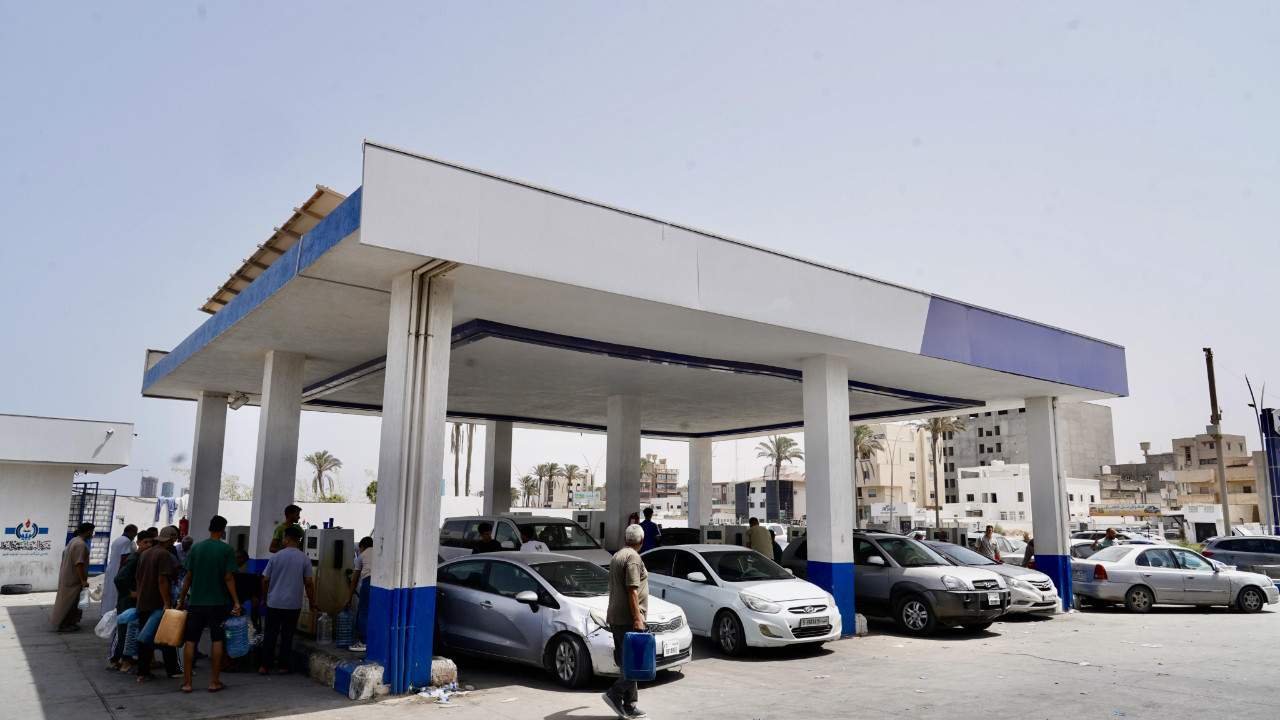 Petrol zengini ülkede benzin krizi! Kuyruklar 10 gündür erimiyor
