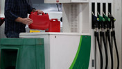Petrol gerilese de akaryakıt ucuzlamıyor: Avrupa'da fiyatları yüksek tutan 5 neden