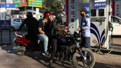Hindistan&rsquo;da 4 yıl sonra ilk akaryakıt zammı: Benzin ve motorin fiyatları y&uuml;kseltildi