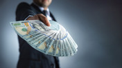 Zenginler yatırımda stratejilerini değiştiriyor: Dolardan Avrupa ve Asya'ya kaçış