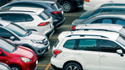 Park etme derdine teknoloji çözümü! Otomobiller kendi etrafında dönüyor, kendi kendine park ediyor