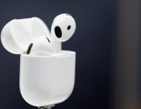 Artık her dilde konuşabileceksiniz: Apple, AirPods’a “Canlı Çeviri” özelliği getiriyor