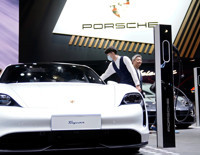 Elektrikli otomobillere olan talep azaldı: Porsche, batarya üretme planını iptal etti