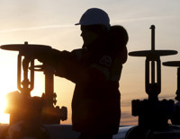 IEA 2025 için petrol talep ve arz tahminlerini yukarı yönlü revize etti