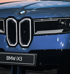 Şarj korkusuna 800 kilometrelik test: BMW'den ezber bozan menzil