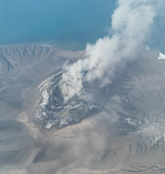 Anak Krakatau patladı! 150 bin yolcu mahsur kaldı, 712 uçuş iptal edildi