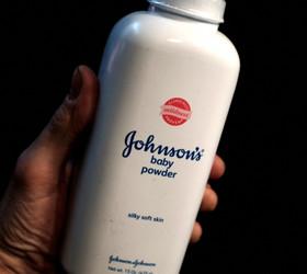 Johnson & Johnson, talk pudrası davalarında 10 milyar dolarlık tazminat ödemeleri için iflas başvurusu yapıyor