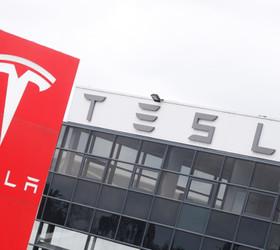 Tesla'nın satışları ilk kez yıllık bazda düştü