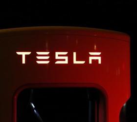 Tesla'da direksiyon problemi: 380 bin otomobil geri çağırılıyor