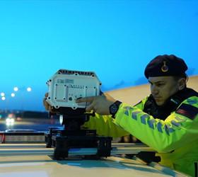 Otoyollarda yapay zekalı radarlar devrede: Saatte 750 araç sorguluyor, hız tespit ediyor, yüz tanıyor