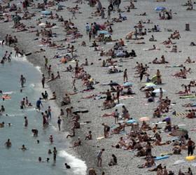 Fransız tatil beldesinden üstsüz gezen ziyaretçilere para cezası: 'Kaslarını sergilemek isteyen plaja gitsin'