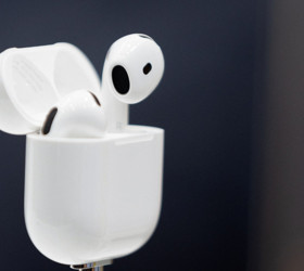 Artık her dilde konuşabileceksiniz: Apple, AirPods’a “Canlı Çeviri” özelliği getiriyor