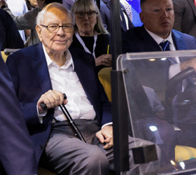 Warren Buffett'tan sürpriz yatırım: Apple hisselerini elden çıkarmaya devam ediyor