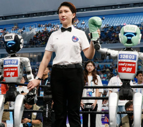 Çin'de Dünya İnsansı Robot Oyunları: 500’den fazla robot atletizmden futbola, dans gösterilerinden kick boksa hünerlerini sergiledi