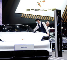 Elektrikli otomobillere olan talep azaldı: Porsche, batarya üretme planını iptal etti