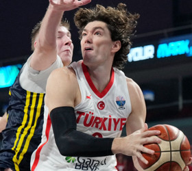 12 Dev Adam çeyrek finalde