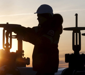 IEA 2025 için petrol talep ve arz tahminlerini yukarı yönlü revize etti