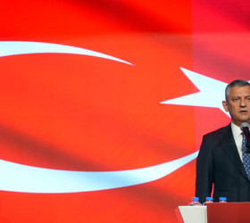 Özgür Özel yeniden CHP Genel Başkanı seçildi