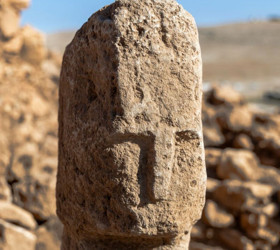 Karahantepe'de tarihi keşif: İnsan yüzlü ilk T biçimli dikilitaş bulundu