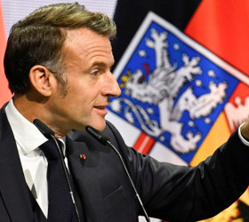 Paris'te siyasi kriz büyüyor: Macron mu istifa eder yoksa ülke erken seçime mi gider?