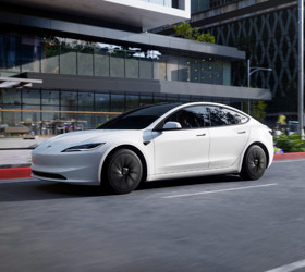 Uygun fiyatlı değil, 'biraz daha az pahalı': Tesla'dan beklenen halk elektriklisi yine gelmedi