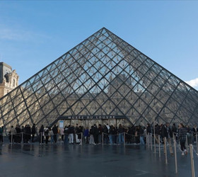 Louvre Müzesi soyuldu: Napolyon'a ait değerli mücevherler çalındı
