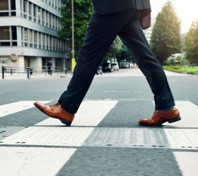 Bir ülke yayalar için hız sınırı getiriyor