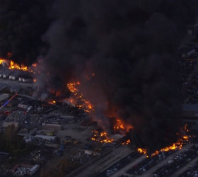 ABD’de kargo uçağı dehşeti: 340 km hızla binalara çarptı, en az 7 ölü