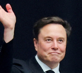 Tesla hissedarları onayı verdi: Dünyanın ilk trilyoneri Elon Musk oldu