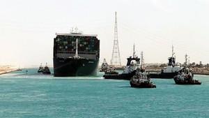 Süveyş Kanalı'nda gemi trafiği dibe vurdu