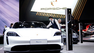 Elektrikli otomobillere olan talep azaldı: Porsche, batarya üretme planını iptal etti