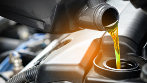 Otomotiv devleri motor yağı çıkmazında: Stokları tükeniyor, fiyatlar uçuyor