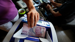 Merkez indirmedi ama bankalar indirdi: Mevduat faizi oranları düştü
