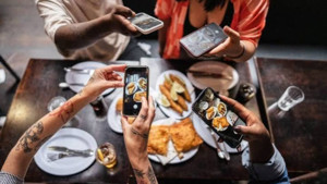 ABD'de restoranlarda yeni dönem: Telefonunu teslim etmeyene yemek yok